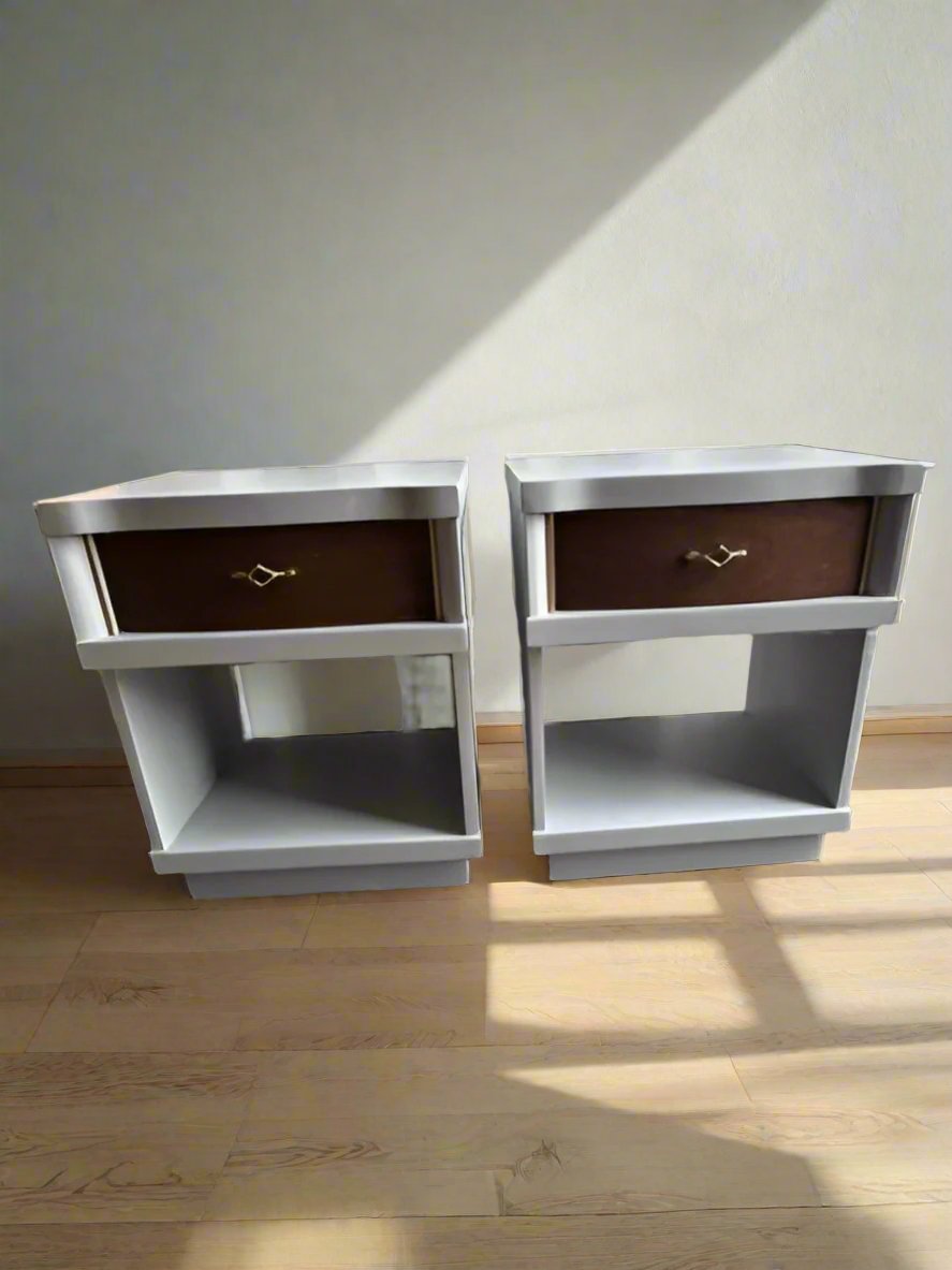 Pair of Refinished Vintage American Drew Mid-Century Modern Nightstands